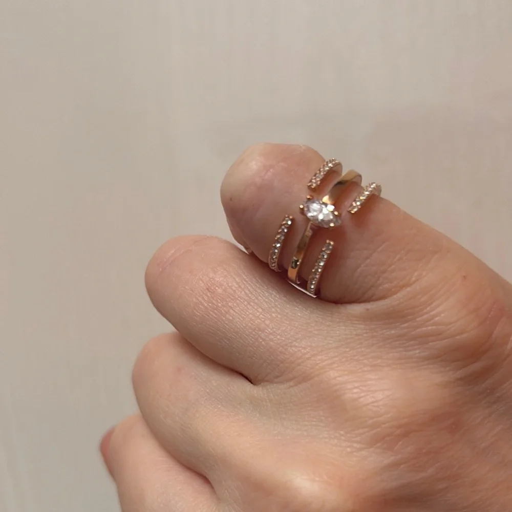 Elegant Gold Swarovski Ring - Picture 4 of 5